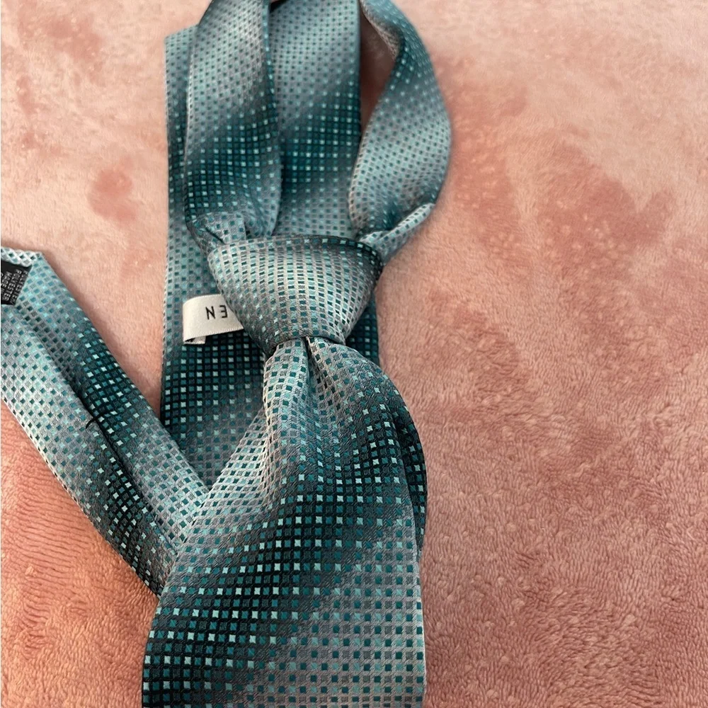 Van Heusen Black and Gray Patterned Tie